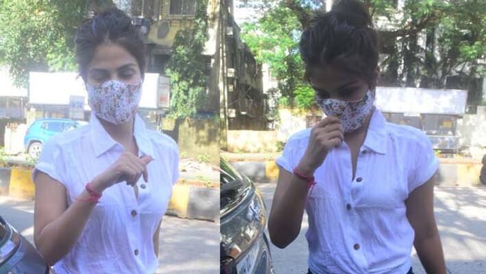 Rhea Chakraborty both simple and glamorous look goes viral in social media Rhea Chakraborty both simple and glamorous look goes viral in social media