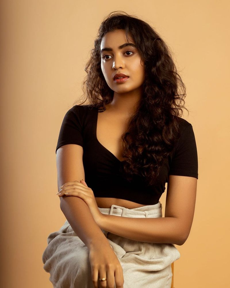 shivathmika cleavage show her hot pose netizens mind block