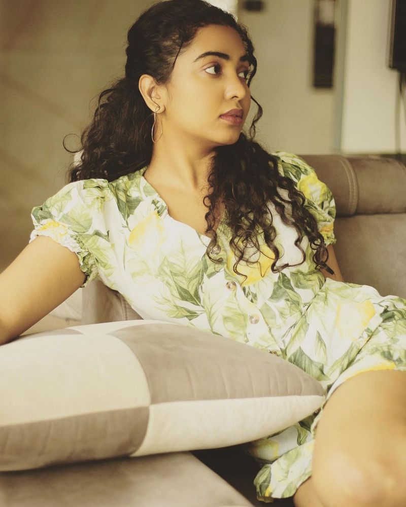 shivathmika cleavage show her hot pose netizens mind block