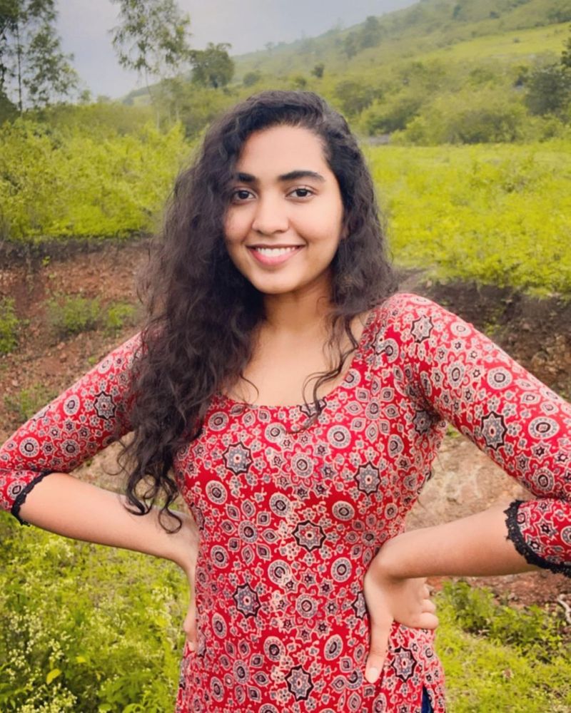 shivathmika cleavage show her hot pose netizens mind block