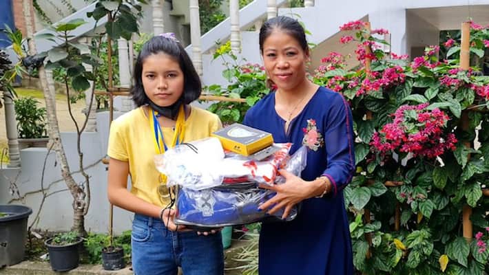 Mary Kom meets fan who cried after watching her defeat in Tokyo Olympics; wins hearts-tgy Mary Kom meets fan who cried after watching her defeat in Tokyo Olympics; wins hearts-tgy