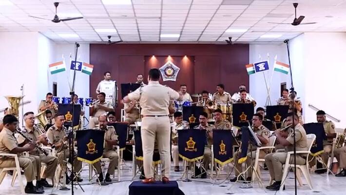 Mumbai Police band playing iconic James Bond theme song wins netizens' hearts-tgy Mumbai Police band playing iconic James Bond theme song wins netizens' hearts-tgy