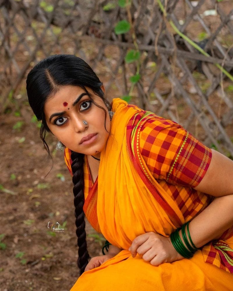 dhee poorna vintage look mind block teases with her naughty poses