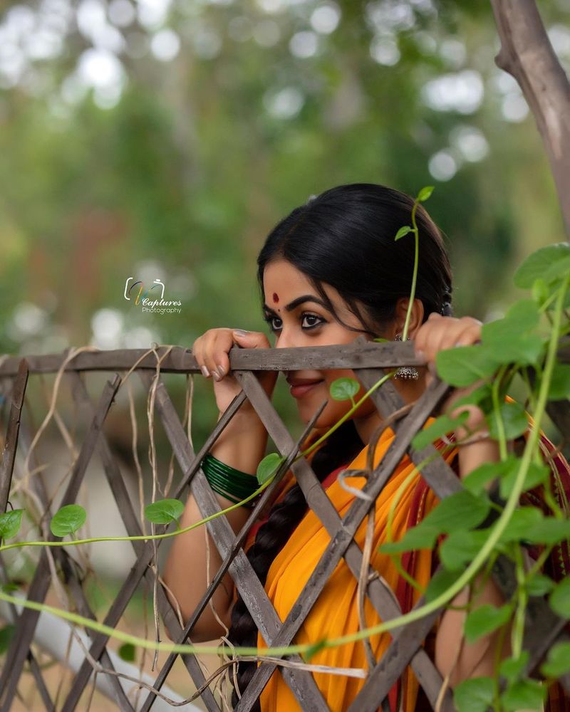 dhee poorna vintage look mind block teases with her naughty poses