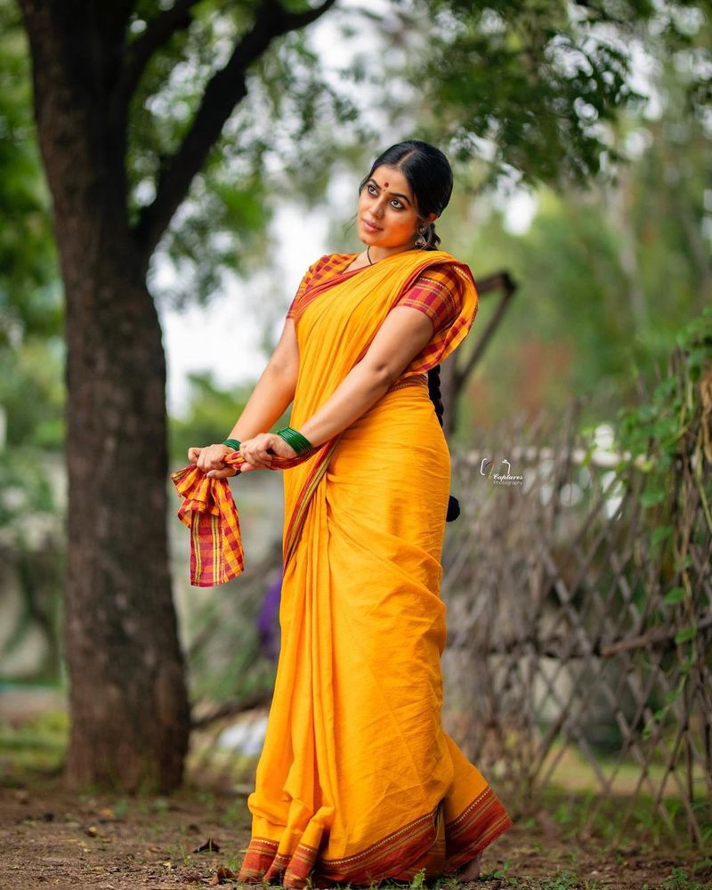 dhee poorna vintage look mind block teases with her naughty poses