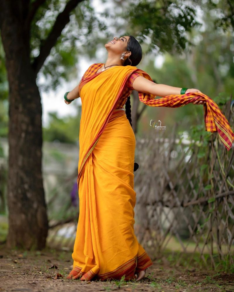 dhee poorna vintage look mind block teases with her naughty poses