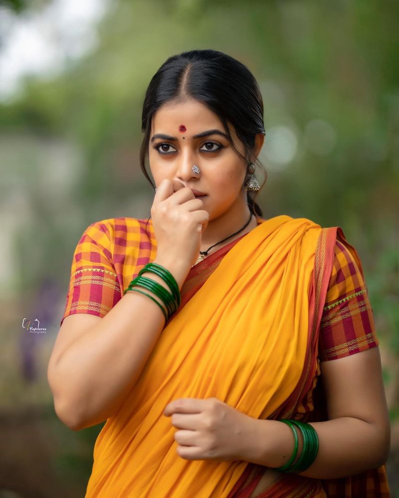 dhee poorna vintage look mind block teases with her naughty poses