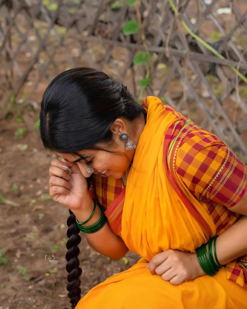 dhee poorna vintage look mind block teases with her naughty poses