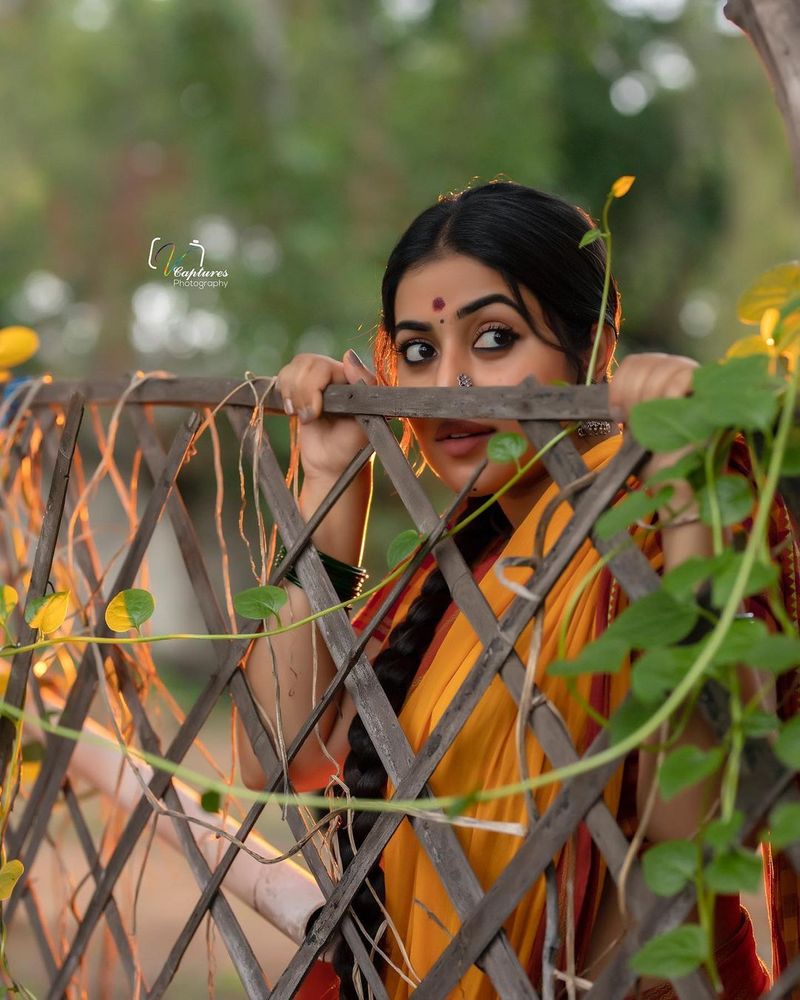 dhee poorna vintage look mind block teases with her naughty poses