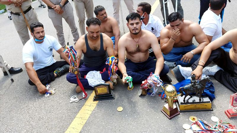 Punjab para athletes protest at CM Amarinder residence demanding job