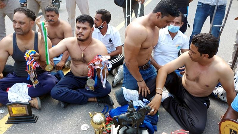 Punjab para athletes protest at CM Amarinder residence demanding job