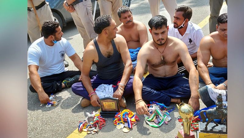 Punjab para athletes protest at CM Amarinder residence demanding job