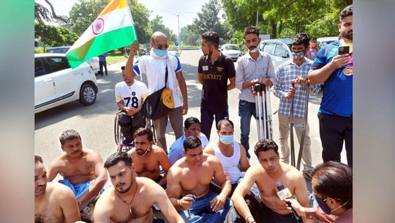Punjab para athletes protest at CM Amarinder residence demanding job