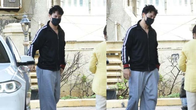 kareena kapoor step out with son, taimur ali khan looked excited