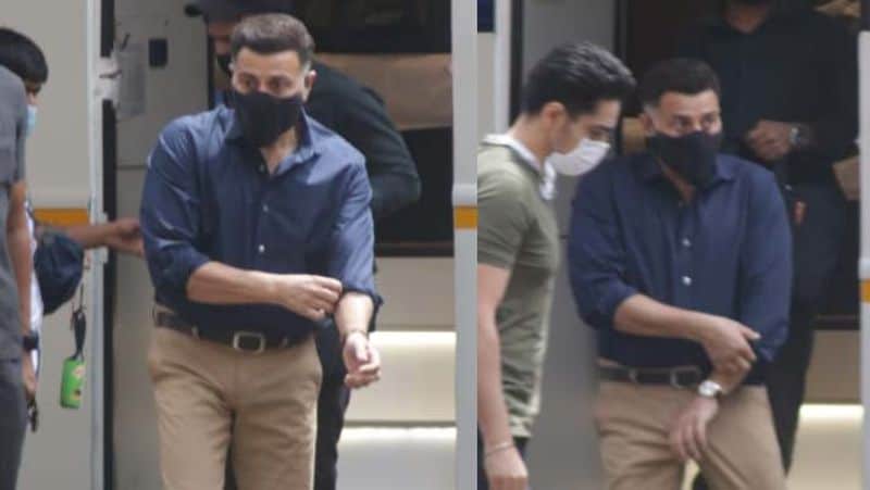 kareena kapoor step out with son, taimur ali khan looked excited