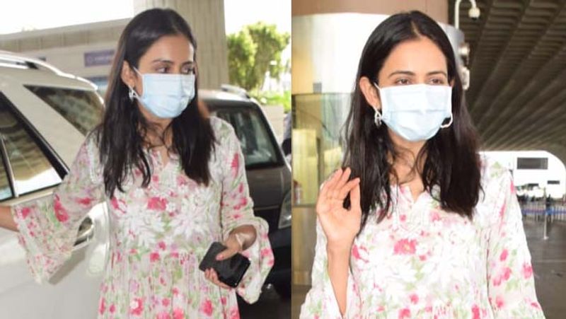 kareena kapoor step out with son, taimur ali khan looked excited
