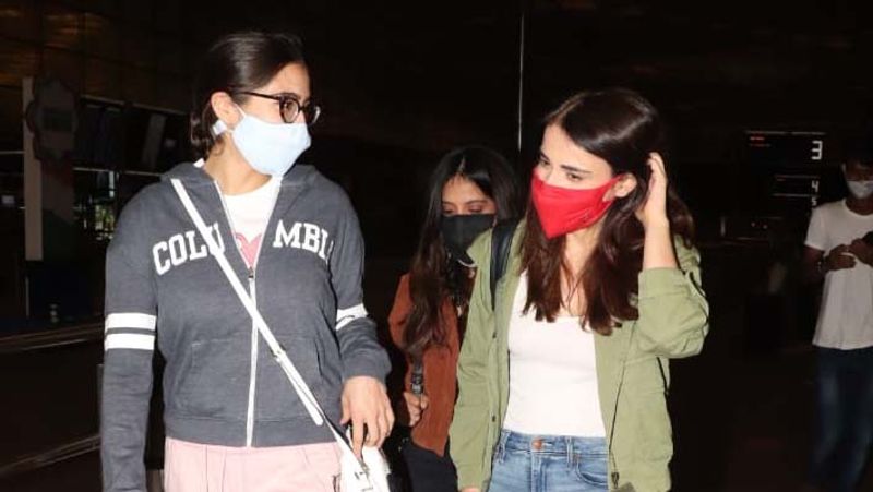 kareena kapoor step out with son, taimur ali khan looked excited