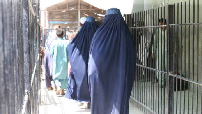 Hundreds of people flooding Afghanistans border with Pakistan Hundreds of people flooding Afghanistans border with Pakistan
