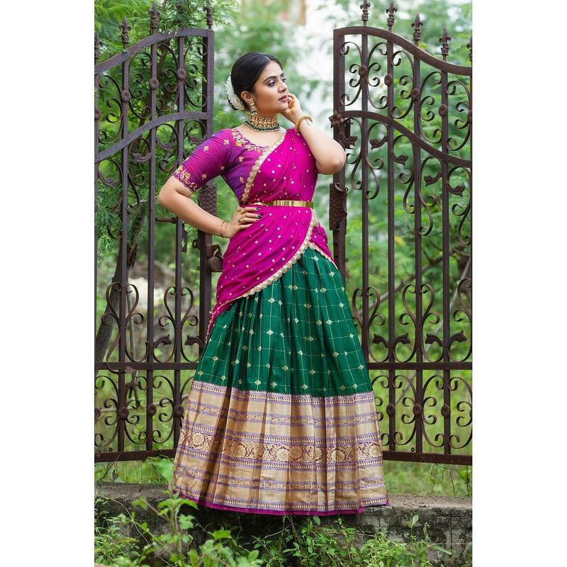 achor sreemukhi turns traditional but hotness continues