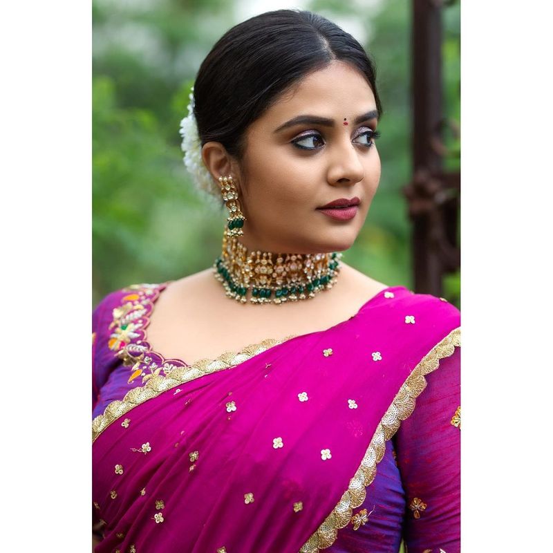 achor sreemukhi turns traditional but hotness continues