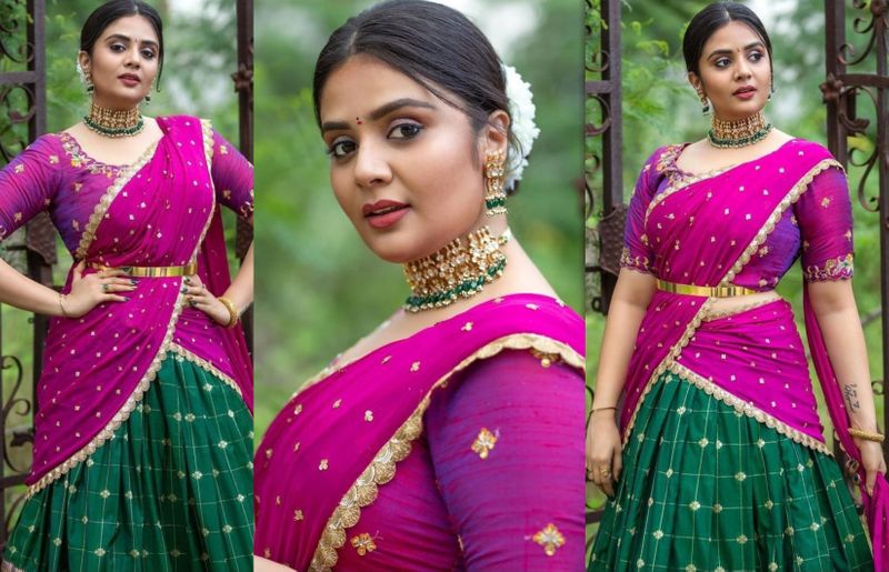 achor sreemukhi turns traditional but hotness continues