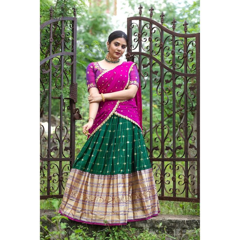 achor sreemukhi turns traditional but hotness continues