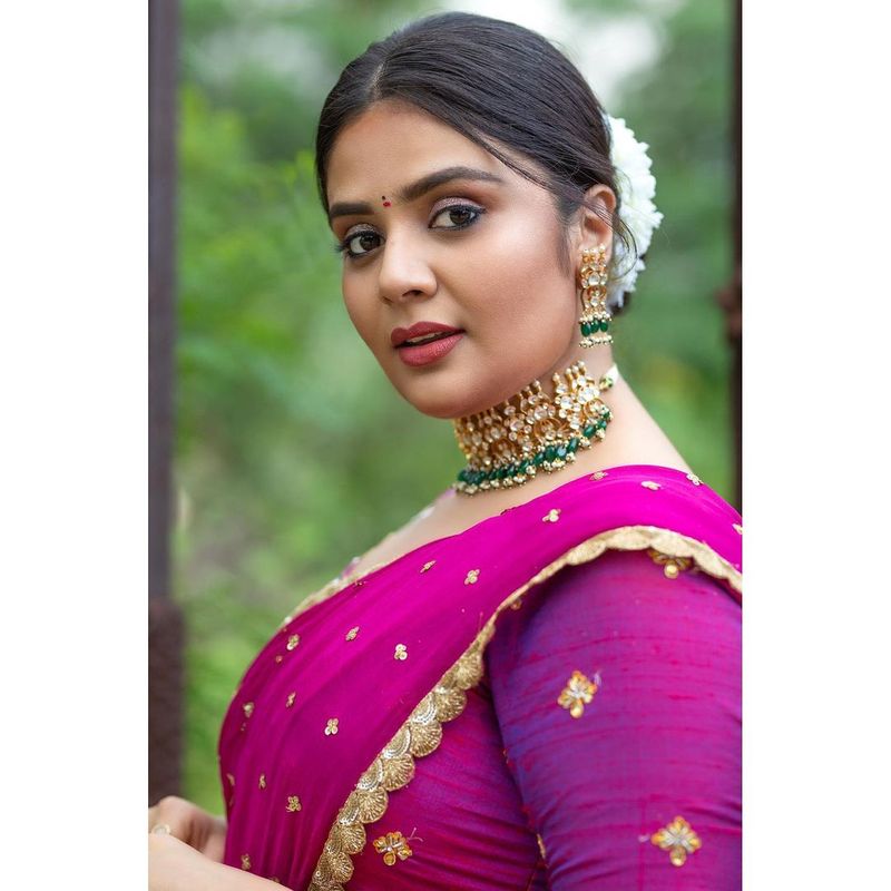 achor sreemukhi turns traditional but hotness continues