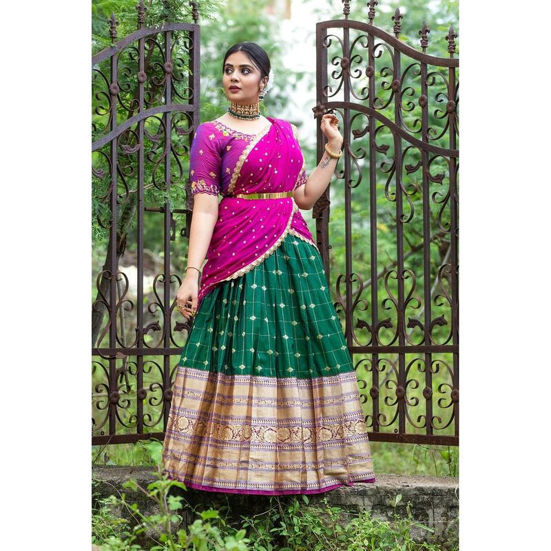 achor sreemukhi turns traditional but hotness continues