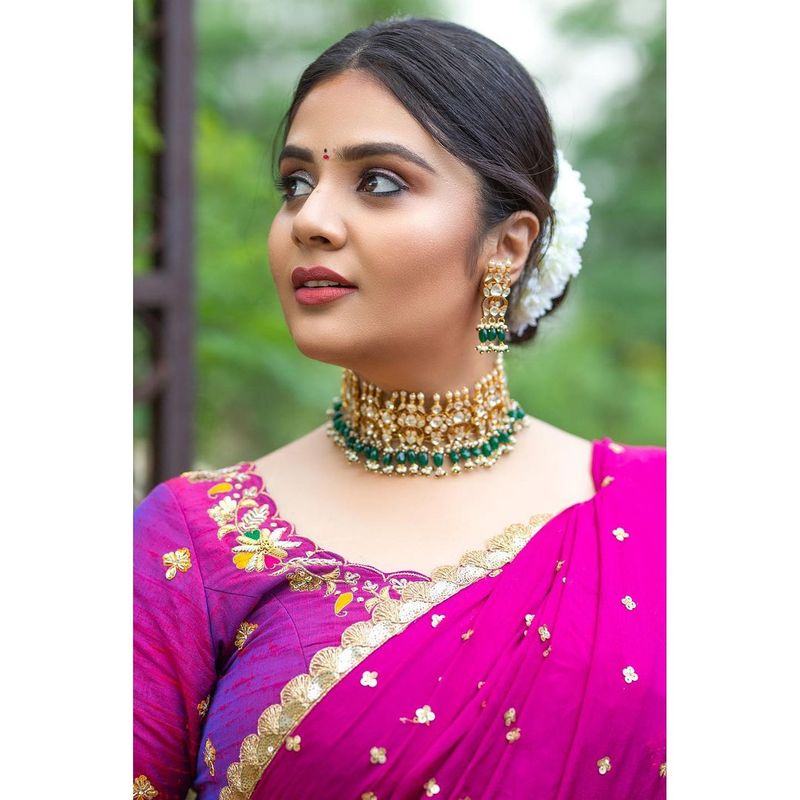 achor sreemukhi turns traditional but hotness continues