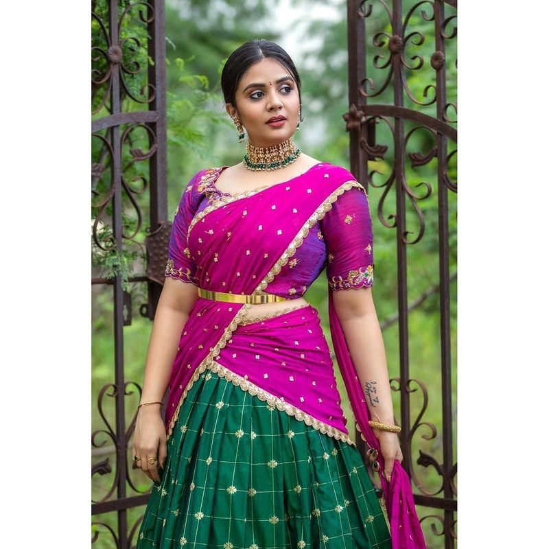 achor sreemukhi turns traditional but hotness continues