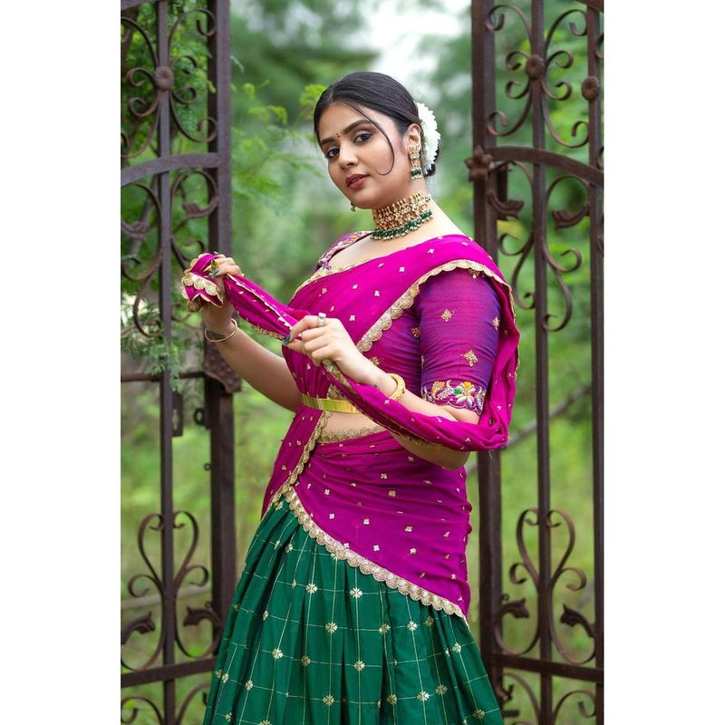 achor sreemukhi turns traditional but hotness continues