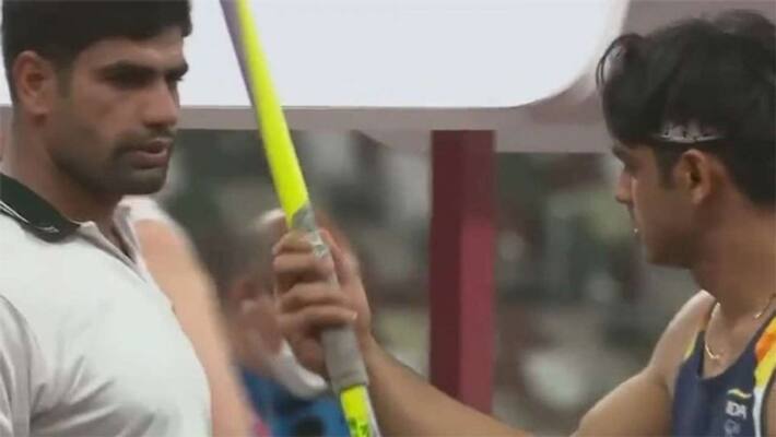 Viral Video of Pakistani athlete Arshad Nadeem taking Neeraj Chopra's javelin before his throw Viral Video of Pakistani athlete Arshad Nadeem taking Neeraj Chopra's javelin before his throw