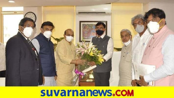 Karnataka CM Basavaraj Bommai Meets Union Health Minister Mansukh mandaviya pod Karnataka CM Basavaraj Bommai Meets Union Health Minister Mansukh mandaviya pod
