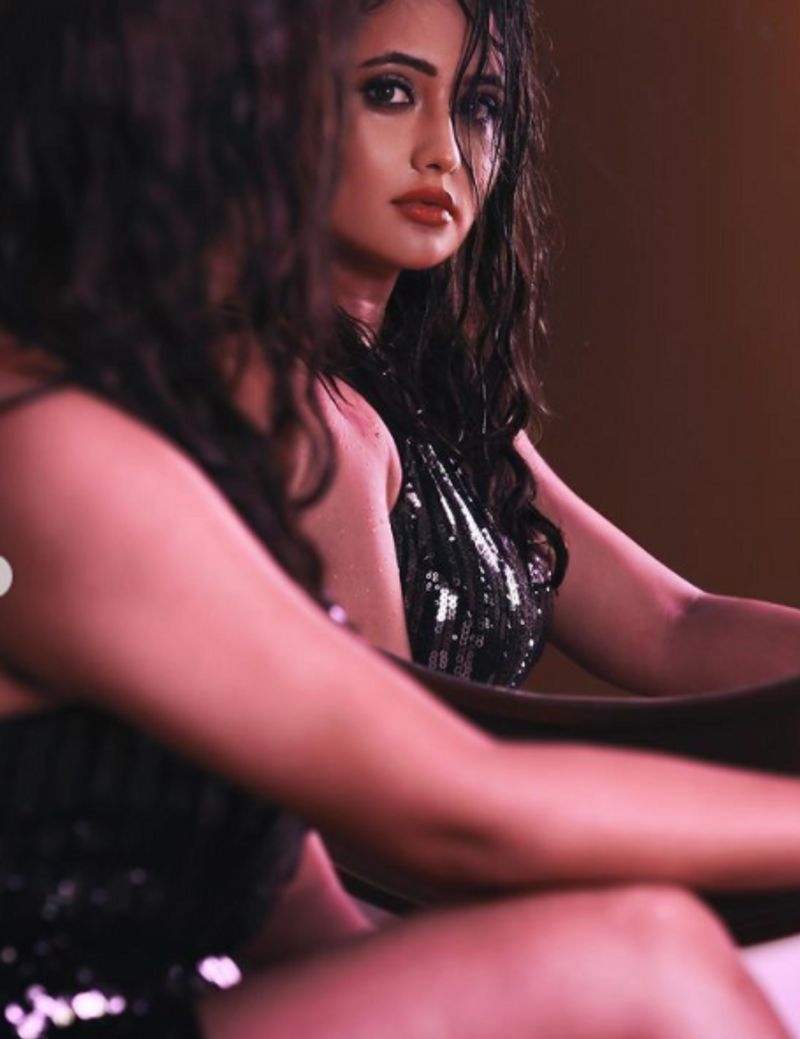 This bathroom photoshoot of Rashami Desai proves she is no less than a diva dpl