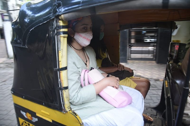 Aamir Khan s daughter Ira khan caught in a viral images when travel in an auto to reach clinic BRD