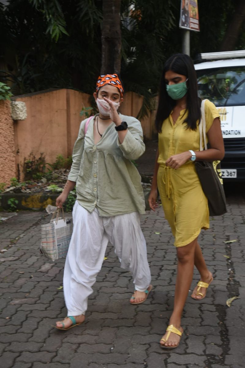 Aamir Khan s daughter Ira khan caught in a viral images when travel in an auto to reach clinic BRD
