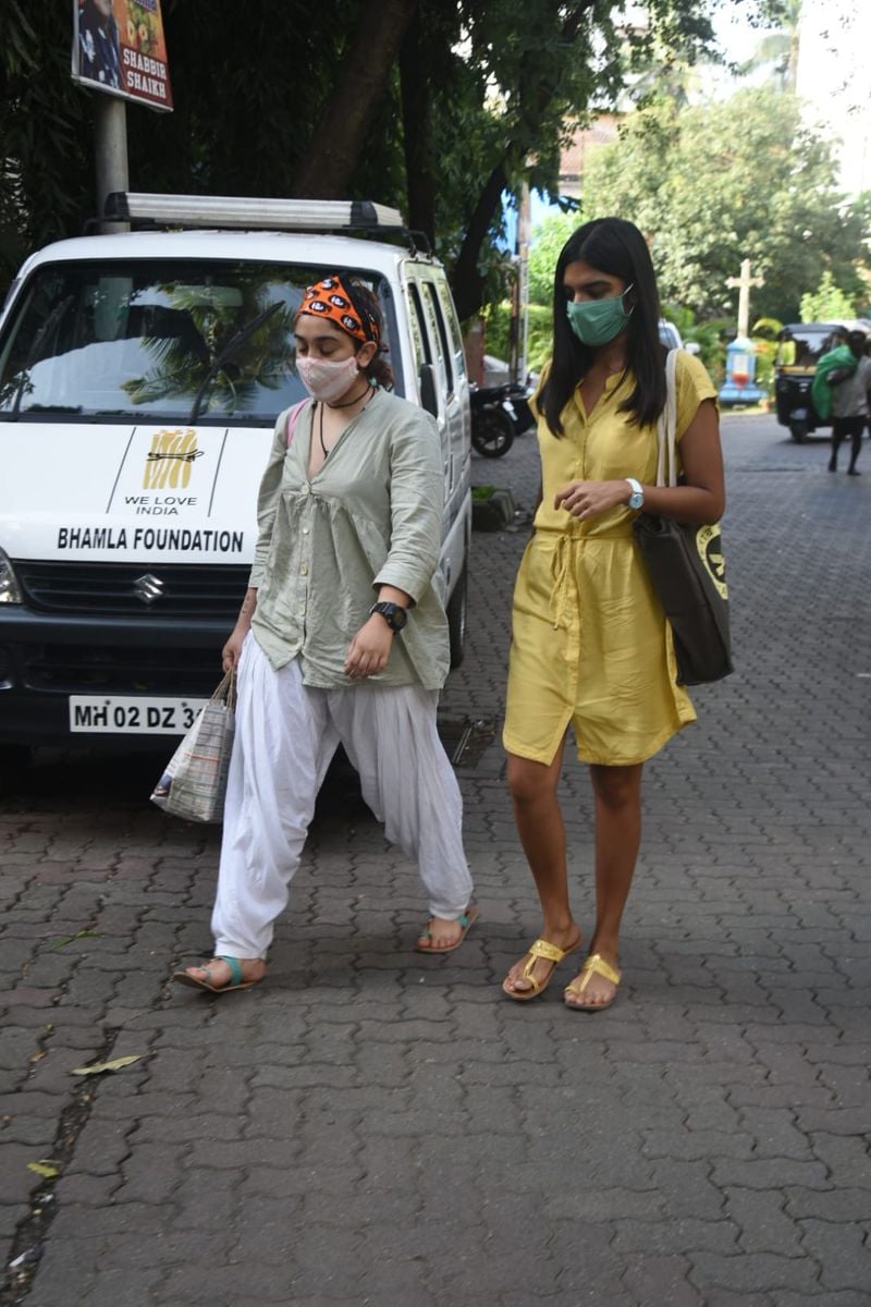 Aamir Khan s daughter Ira khan caught in a viral images when travel in an auto to reach clinic BRD