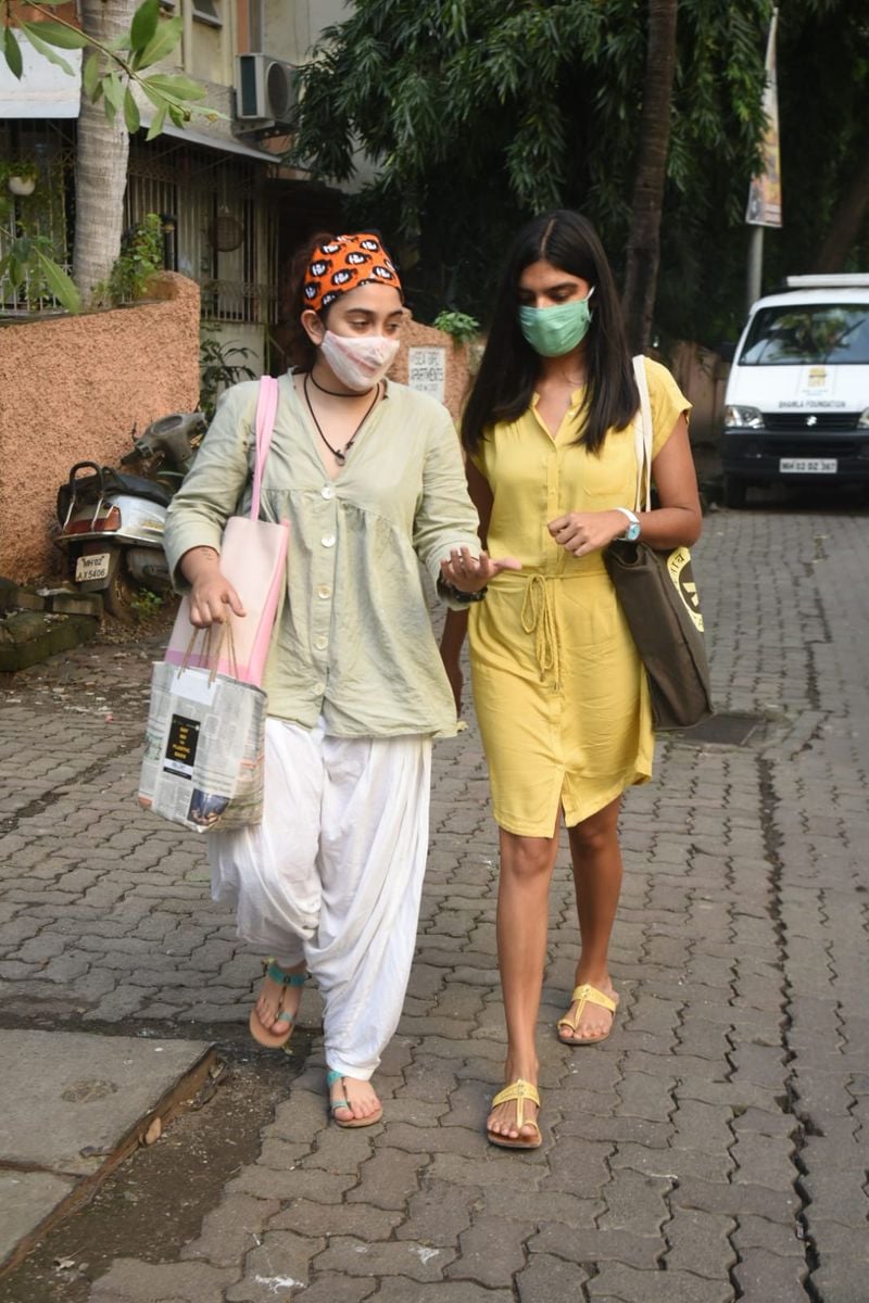 Aamir Khan s daughter Ira khan caught in a viral images when travel in an auto to reach clinic BRD