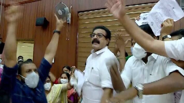 LDF UDF fight at Thrissur corporation council over master plan LDF UDF fight at Thrissur corporation council over master plan