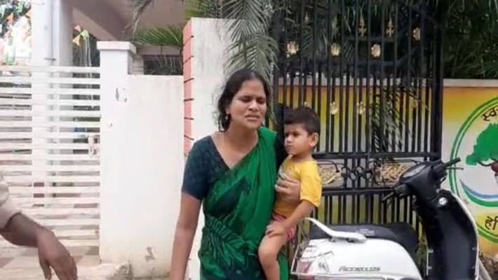 Woman jumps into Buckingham Canal with two childrens Woman jumps into Buckingham Canal with two childrens