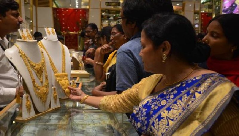 Gold Silver Price: After a sharp jump in the previous session, the futures price of gold decreased today, this is the price