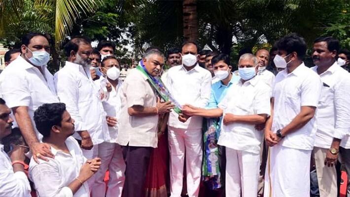 tirupati : tdp key leader joins ysr congress in the presence of bhumana karunakar reddy tirupati : tdp key leader joins ysr congress in the presence of bhumana karunakar reddy