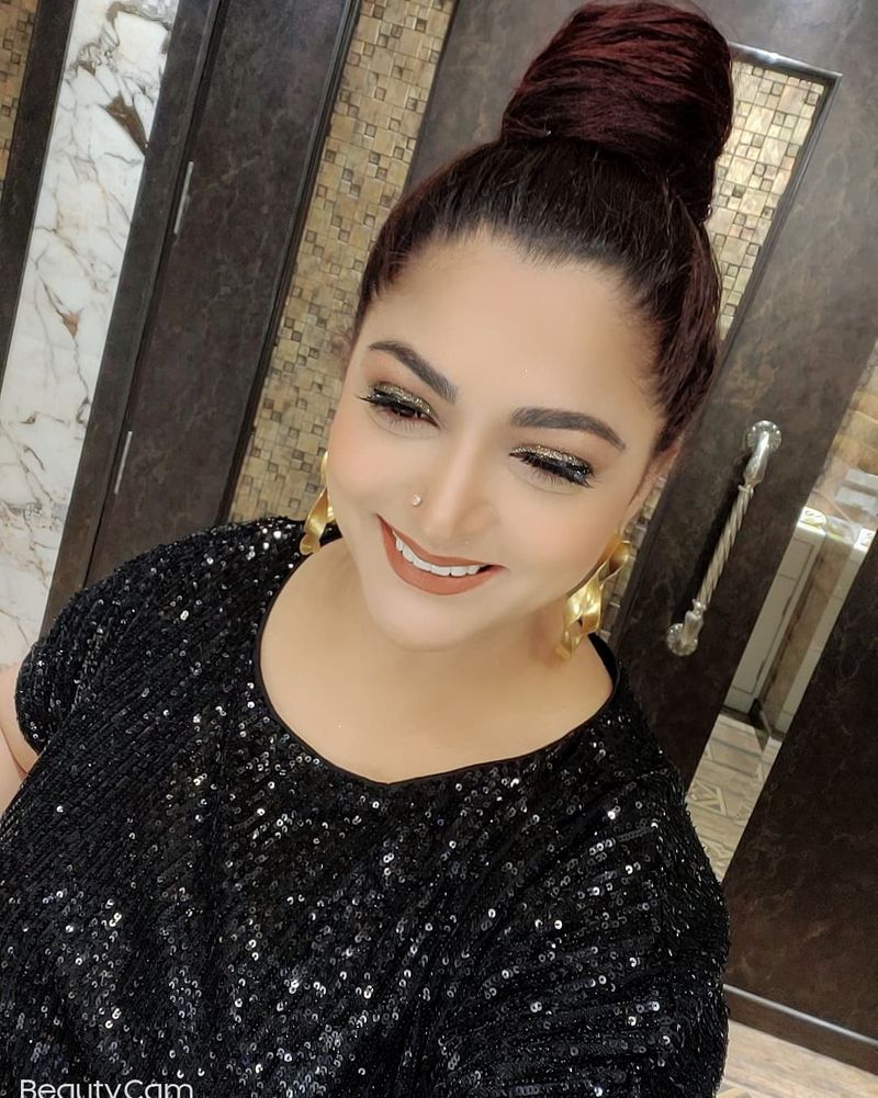 actress kushpoo slim look like hansika latest photo goes viral
