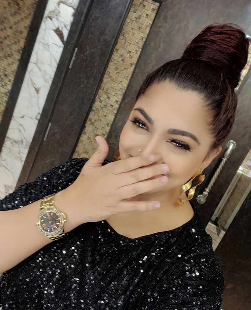 actress kushpoo slim look like hansika latest photo goes viral