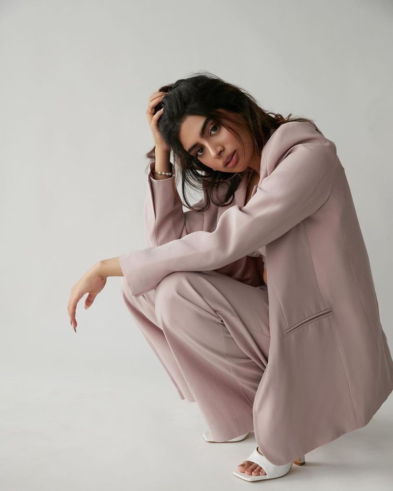 late actress sridevi 2nd daughter kushi kapoor over load hot photos