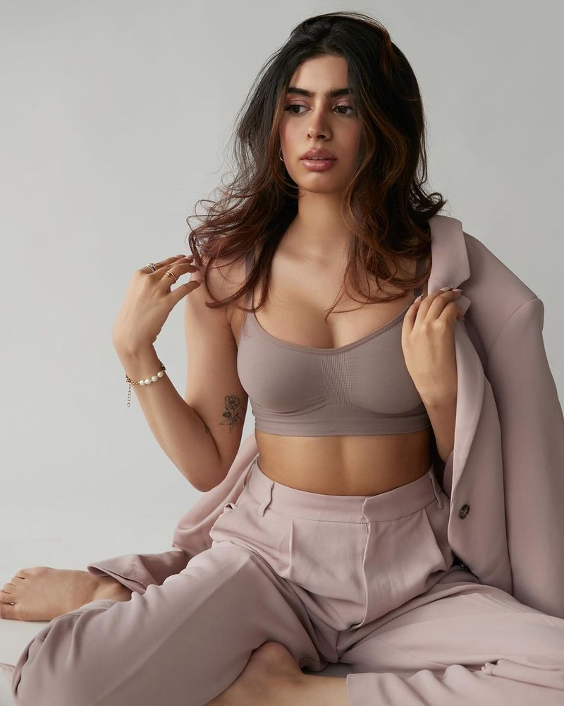 late actress sridevi 2nd daughter kushi kapoor over load hot photos