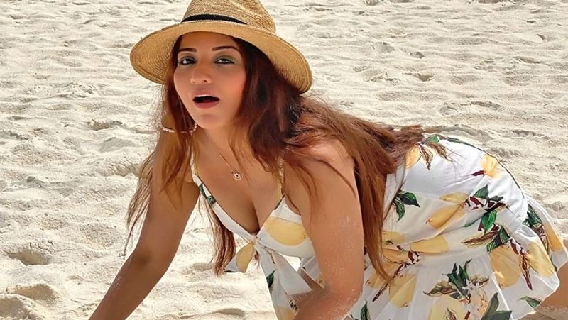 Bhojpuri Actress Monalisa looks hot in black bikini goes viral on social media BRD