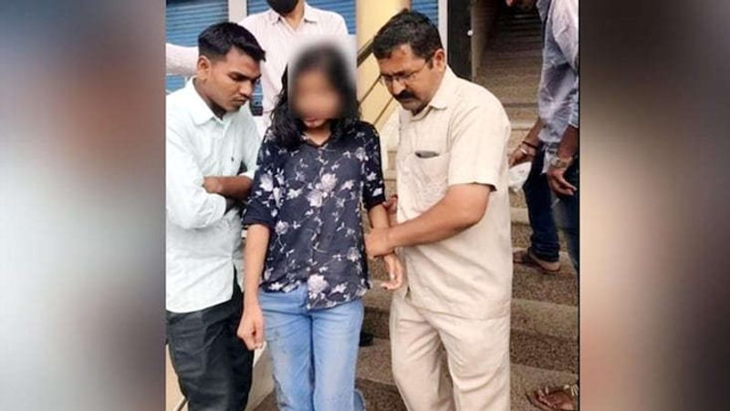 maharashtra news girl jumped of auto rickshaw due to fear molestation in aurangabad
