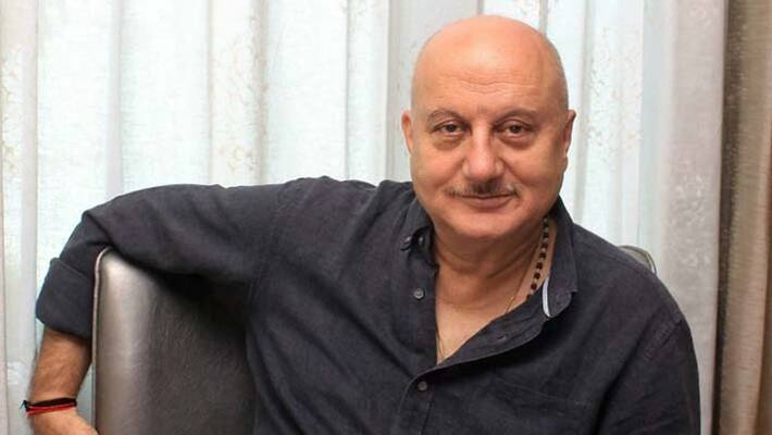 Anupam Kher is disappointed after visiting an Apple store in US Anupam Kher is disappointed after visiting an Apple store in US