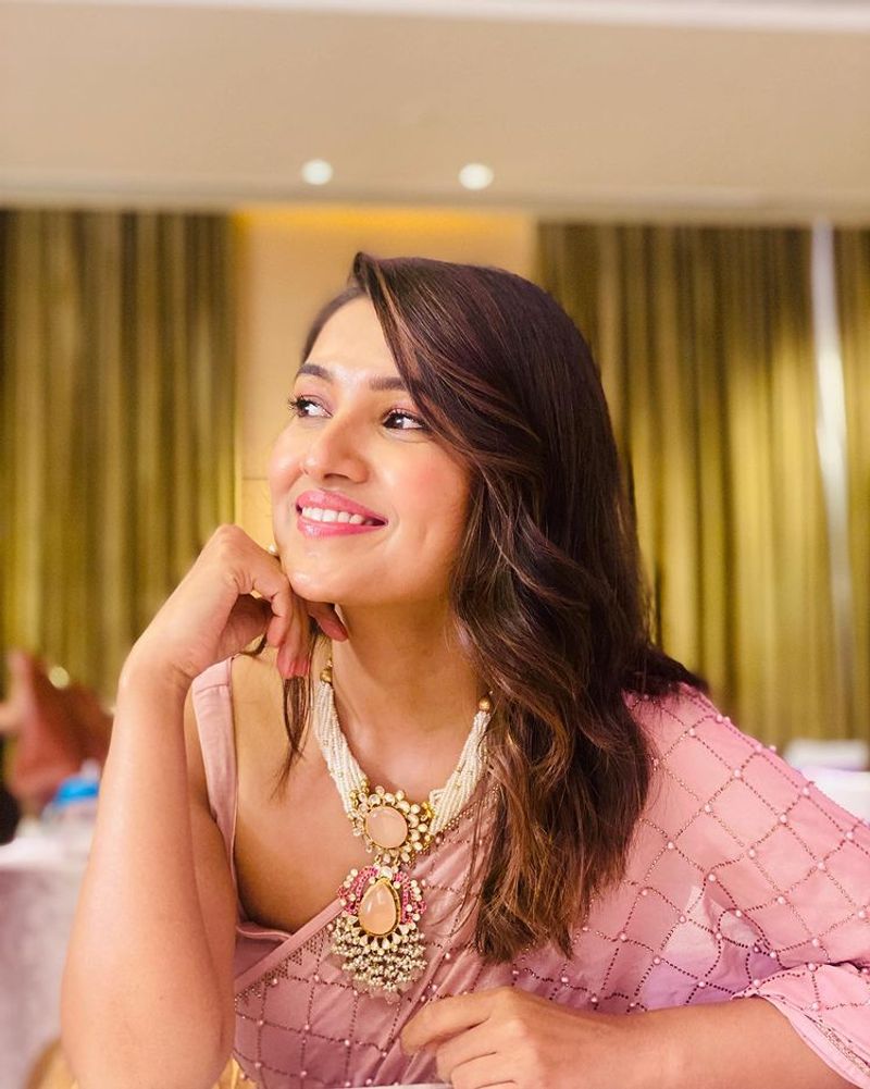 actress vani bhojan latest pink saree photo gallery